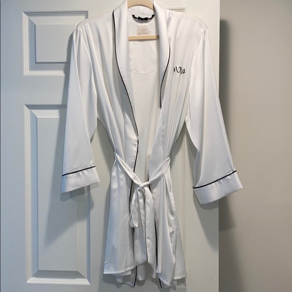 “Mrs” robe. - Picture 2 of 3